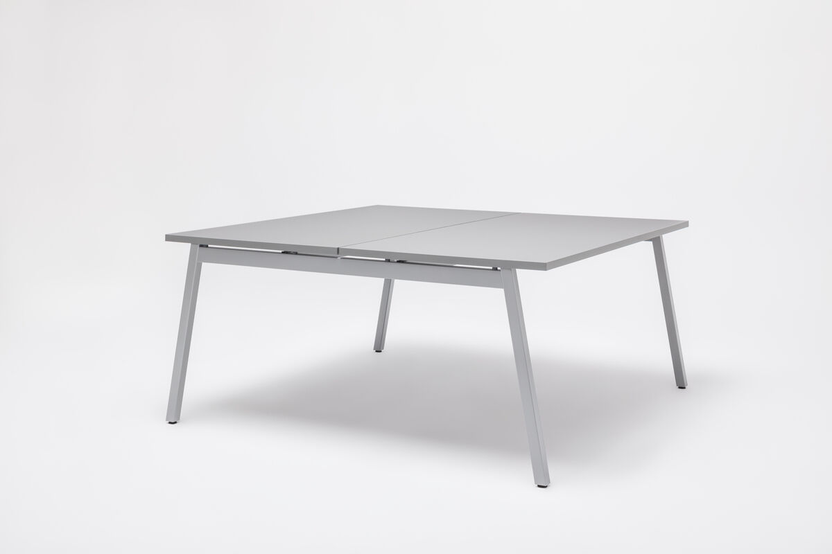 Ogi M Classic Bench Desk